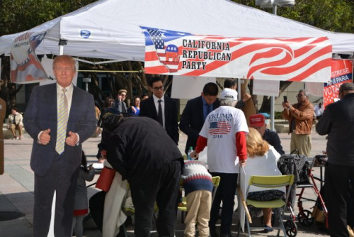 共和黨吸收黨員的攤位。(美國《世界日報》/張宏 攝)