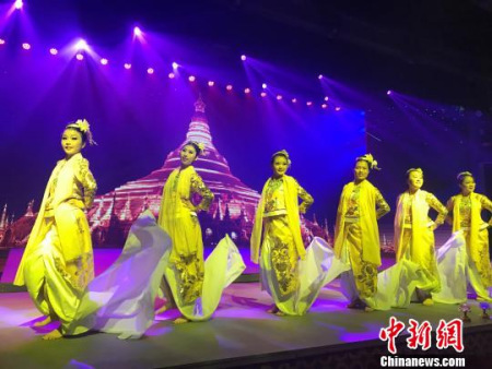 圖為緬甸特色舞蹈《水燈祈?！??！＄娊ㄉ?攝