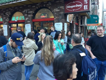 開春天氣變暖，華埠哈根達(dá)斯雪糕店生意翻了十倍。（美國(guó)《世界日?qǐng)?bào)》/俞姝含 攝）