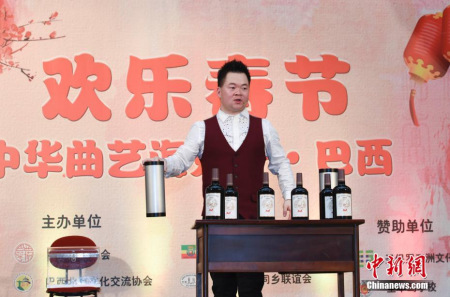 西優(yōu)秀青年魔術(shù)師歐曉斌表演脫口秀魔術(shù)《歐買嘎》。 <a target='_blank' >中新社</a>記者 莫成雄 攝