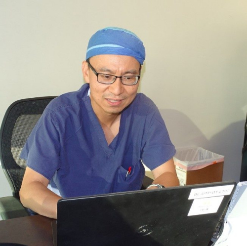 在熱愛重機(jī)華裔醫(yī)師侯大任，天天騎機(jī)車上下班。(美國(guó)《世界日?qǐng)?bào)》/封昌明 攝)