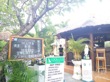 印尼計(jì)劃吸引更多中國(guó)游客來(lái)此旅游，以振興當(dāng)?shù)亟?jīng)濟(jì)并強(qiáng)化雙方交流。圖為巴厘島一餐廳為吸引中國(guó)游客，不僅提供銀聯(lián)支付、中式電點(diǎn)心、中文菜單等有針對(duì)性的服務(wù)，更打出了“我愛(ài)中國(guó)人”的標(biāo)語(yǔ)。中國(guó)經(jīng)濟(jì)網(wǎng)記者田原 攝