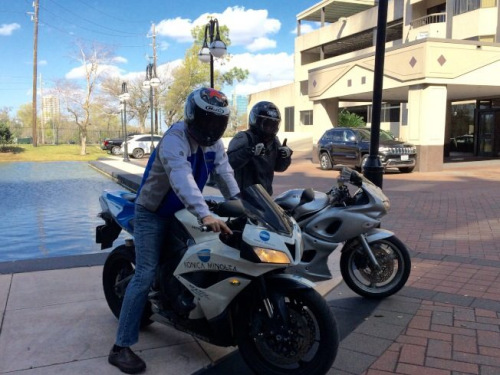 熱愛重機(jī)華裔醫(yī)師侯大任，天天騎機(jī)車上下班。(美國(guó)《世界日?qǐng)?bào)》/封昌明 攝)