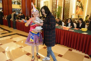 縣政協(xié)委員報到現(xiàn)場秀“畬族”風情