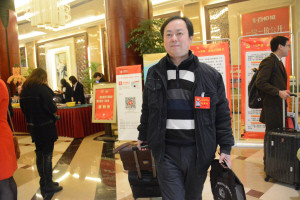 政協(xié)委員季向陽風塵仆仆趕回國參加兩會