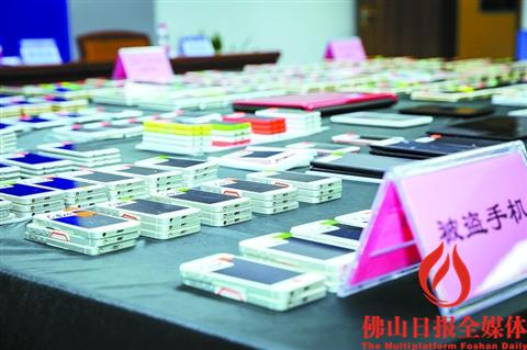 事主正在辦理領(lǐng)取手續(xù)。2月19日，佛山市公安局舉行“颶風(fēng)2016”打擊盜搶專項(xiàng)行動被盜手機(jī)發(fā)還儀式。/佛山日報記者王澍攝