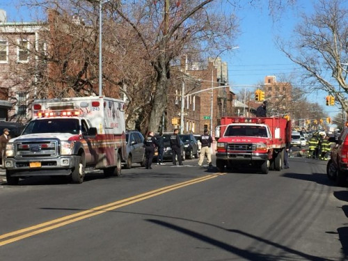 消防車、警車以及救護車趕往火災現場滅火。(美國《世界日報》/黃伊奕 攝)
