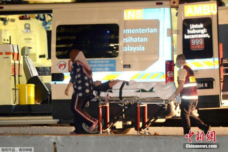 當地時間2017年1月30日，馬來西亞哥打基納巴盧，救援人員在岸邊照料受傷乘客。搭載馬來西亞沙巴州沉船事件獲救中國游客的船只30日凌晨抵達沙巴州首府哥打基納巴盧，中國駐哥打基納巴盧總領館方面確認3名中國游客遇難。