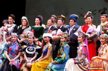 圖為演出結(jié)束后，中國(guó)駐卡爾加里副總領(lǐng)事高振廷(二排左四)等嘉賓與國(guó)僑辦宣傳司處長(zhǎng)蔡勇(二排右三)，歌唱家呂薇(二排左三)、王宏偉(二排右四)及中央民族歌舞團(tuán)的演員們合影。<a target='_blank' >中新社</a>記者 余瑞冬 攝