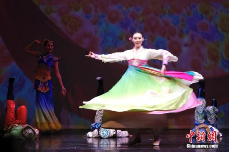 圖為開場(chǎng)舞蹈《快樂舞步》。<a target='_blank' >中新社</a>記者 余瑞冬 攝