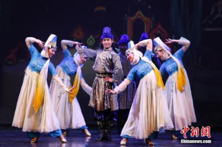 圖為維吾爾族舞蹈《風(fēng)中刀郎》。<a target='_blank' >中新社</a>記者 余瑞冬 攝
