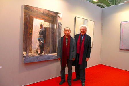 對比沙龍主席保爾·亞力克西與韓玉臣在其作品《守望》前。(法國《歐洲時報》/孔帆 攝)