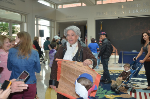 扮演“杰弗遜總統(tǒng)”的演員，手執(zhí)美國(guó)獨(dú)立宣言，增加說(shuō)服力。(美國(guó)《世界日?qǐng)?bào)》/王善言 攝)