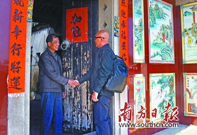  陳克湛(右)敲開劉志信祖宅大門，尋訪回批后人。許端陽 攝