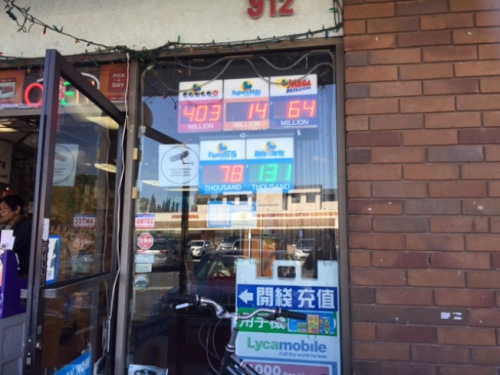 在蒙市一家書局門口貼出勁球獎金破4億的標(biāo)識。 (美國《世界日報》/張宏 攝)