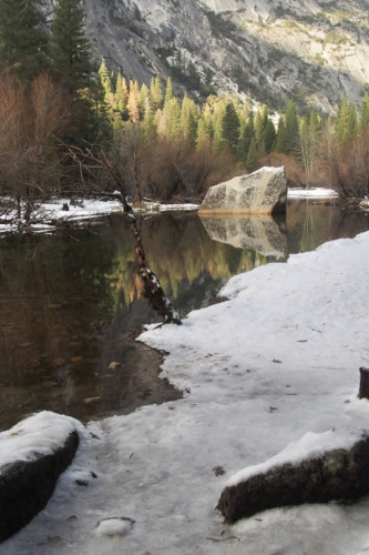 鏡子湖(Mirror Lake)。（美國《世界日報》）