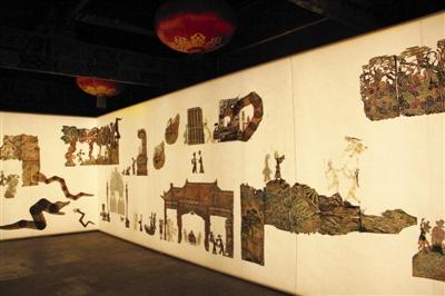 鄔建安和皮影雕刻藝術(shù)家汪天穩(wěn)合作過(guò)“化生：《白蛇傳》的古本與今相”展，展覽現(xiàn)場(chǎng)皮影影偶被縫制在透光絹布上。