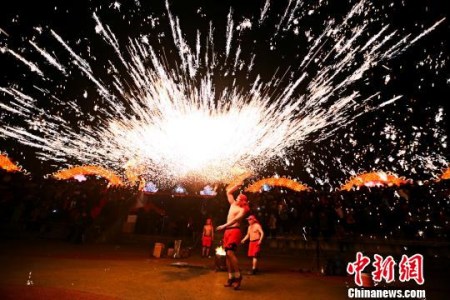 圖為重慶國(guó)家級(jí)非物質(zhì)文化遺產(chǎn)銅梁火龍表演。　楊洪偉 攝