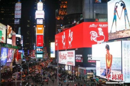 資料圖：當(dāng)?shù)貢r(shí)間1月5日，中國(guó)生肖雞亮相紐約時(shí)代廣場(chǎng)。 <a target='_blank' >中新社</a>記者 廖攀 攝