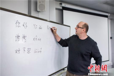 Thomas在課堂里教中文 溫千里 攝 Thomas在課堂里教中文 溫千里 攝