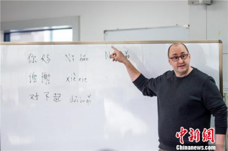 Thomas在課堂里教中文 克顏 攝 Thomas在課堂里教中文 克顏 攝