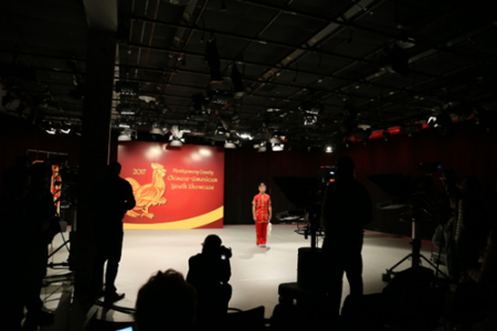 華裔青少年在蒙郡電視臺錄制專場表演，展現(xiàn)華裔青少年多才多藝的一面。(記者羅曉媛／攝影)