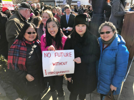 孟昭文辦公室的黃敏儀(前左二)26日手持“沒有移民就沒有未來”的標(biāo)語參加游行。(美國《世界日報(bào)》取自推特)