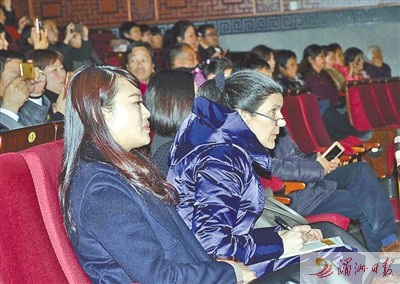 莆仙戲上演時，在臺下觀看的李雅娟認真做筆記。