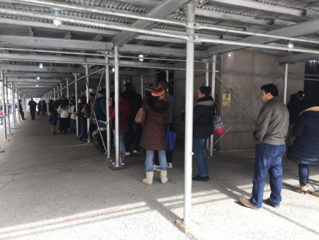 無證移民紛為子女補辦出生證，當自己的護身符。（美國《世界日報》/高夢梓 攝）