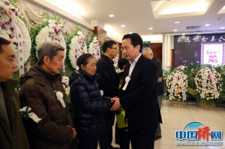 歸僑新聞工作者、中國新聞社原副總編輯何耕新遺體告別儀式28日上午在北京八寶山殯儀館舉行。國僑辦副主任譚天星等前往送別。 <a target='_blank' >中新社</a>記者 毛建軍 攝