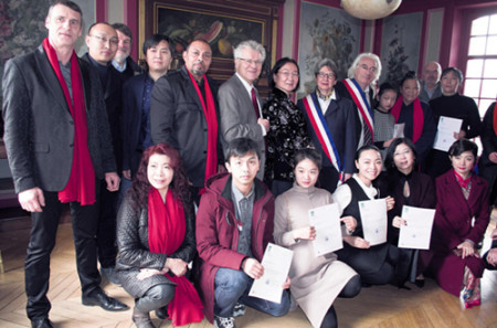 當(dāng)?shù)卣賳T與嘉賓及部分演員合影。(圖片來(lái)源：歐洲時(shí)報(bào)記者黃冠杰 攝)