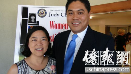 卜君毅夫婦在競(jìng)選造勢(shì)活動(dòng)中合影。（美國(guó)《僑報(bào)》/高睿 攝）