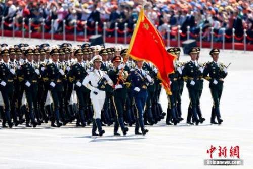 資料圖 三軍儀仗隊(duì)方隊(duì)接受檢閱。 <a target='_blank' >中新社</a>記者 杜洋 攝