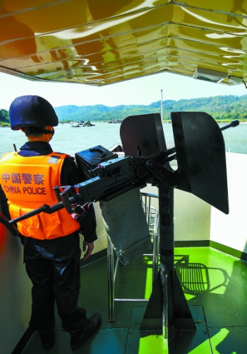 2月22日上午，在巡邏編隊老撾巡邏艇上，中國操舵員譚建華在指導(dǎo)老撾操舵員。湄公河航道狹窄崎嶇，多激流險灘，航行需要過人膽識和豐富經(jīng)驗，巡邏編隊成立時特招了一批湄公河上的“老司機(jī)”，譚建華就是其中之一。