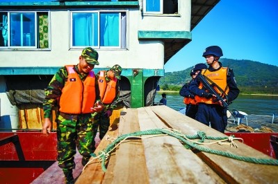 2月22日上午，在老撾孟莫碼頭，中方執(zhí)法人員和老撾人民軍在靠岸的商船上對貨物進(jìn)行檢查，金三角區(qū)域過去販毒走私猖獗，在聯(lián)合巡航開始后情況有了明顯好轉(zhuǎn)。 