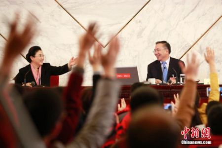 資料圖：2016年3月2日，全國政協(xié)十二屆四次會議新聞發(fā)布會在北京人民大會堂舉行，大會新聞發(fā)言人王國慶(右)回答中外記者提問。<a target='_blank' >中新社</a>記者 盛佳鵬 攝