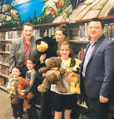 圖為冀拓（右一）參加美國洛杉磯當(dāng)?shù)貓D書館讀書計(jì)劃捐贈活動。