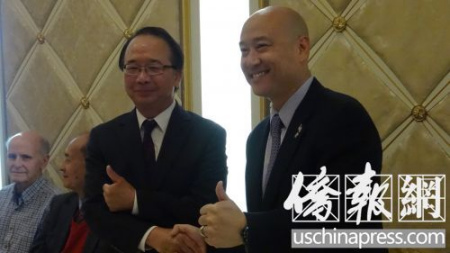 陳贊新和梁僑漢在競選造勢活動中相互支持。（美國《僑報/高睿 攝）