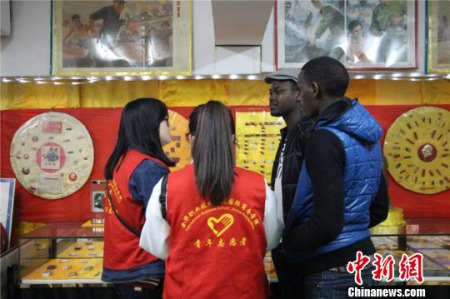 志愿者介紹雷鋒故事 湯雨馨 攝