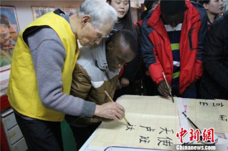 留學(xué)生寫書法。(湯雨馨 攝)