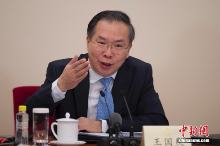 圖為大會(huì)新聞發(fā)言人王國(guó)慶答中外記者提問(wèn)。<a target='_blank' >中新社</a>記者 韋亮 攝