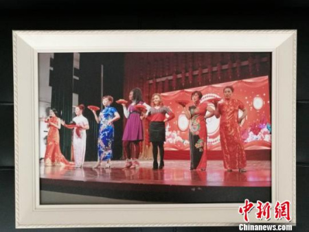 僑鄉(xiāng)青田送文化禮堂出國門。王宇提供