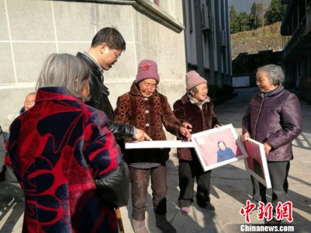 僑鄉(xiāng)青田送文化禮堂出國門。王宇提供