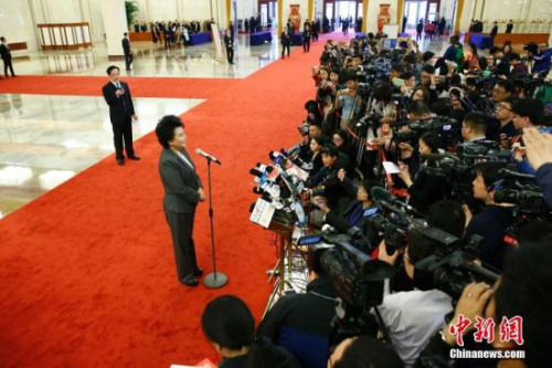 3月3日，全國政協(xié)十二屆五次會(huì)議在北京人民大會(huì)堂開幕。國務(wù)院僑務(wù)辦公室主任裘援平在“部長通道”接受記者采訪。<a target='_blank' >中新社</a>記者 楊可佳 攝