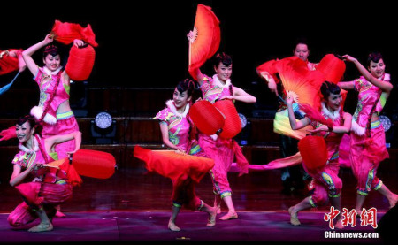 當?shù)貢r間2月12日，由中國國務(wù)院僑務(wù)辦公室和中國海外交流協(xié)會主辦、澳大利亞南海文化傳媒集團承辦、悉尼華星藝術(shù)團協(xié)辦的2017年“文化中國·四海同春”大型歌舞音樂會在悉尼市政廳再度上演。圖為喜慶的開場舞《張燈結(jié)彩》。 <a target='_blank' >中新社</a>記者 賴海隆 攝