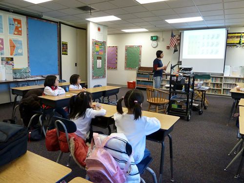 小朋友在中文學(xué)校上課。