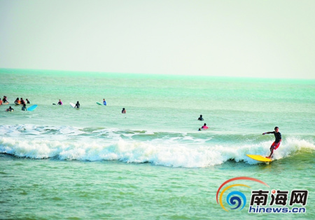 2016年12月2日，來自全世界各地的選手在萬寧日月灣享受沖浪運(yùn)動。(資料照片)