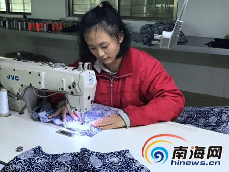 捷瑞在車縫衣服。