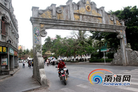 “南洋文化之旅·感受文昌魅力”大型媒體采風(fēng)活動(dòng)走進(jìn)文昌文南老街。 南海網(wǎng)記者陳望 攝