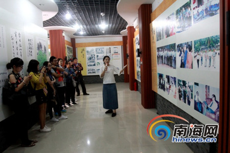 “南洋文化之旅·感受文昌魅力”大型媒體采風(fēng)活動(dòng)走進(jìn)文昌中學(xué)。 南海網(wǎng)記者陳望 攝